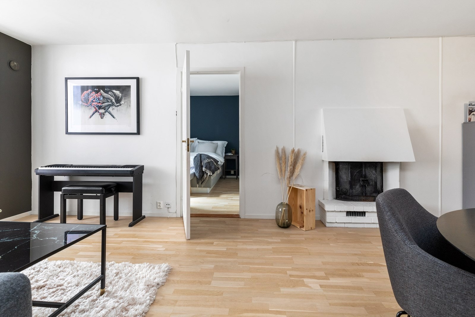 Fra stuen/spisestuen er det adkomst til leilighetens hovedsoverom. Galleribilde
