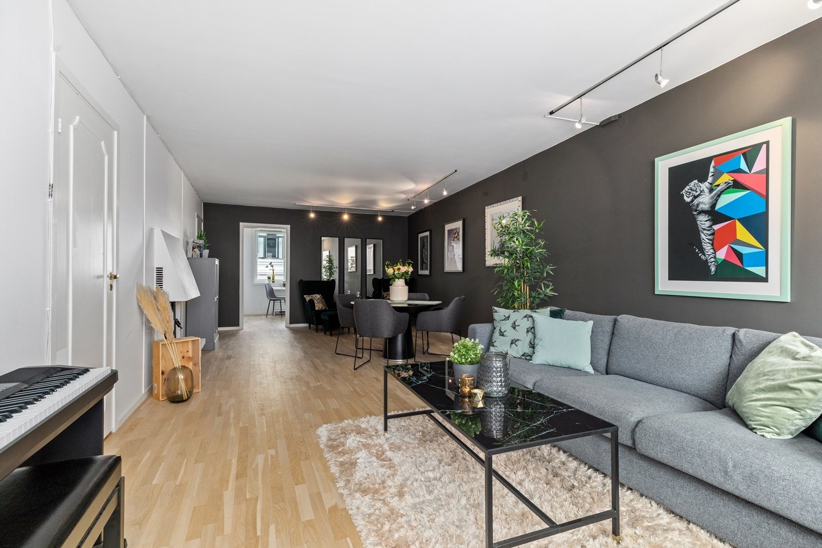 Her får du plass til den obligatoriske sofakroken, ønsket medie- og oppbevaringsmøblement, samt et større spisebord med godt om plass til alle og enhver. Galleribilde