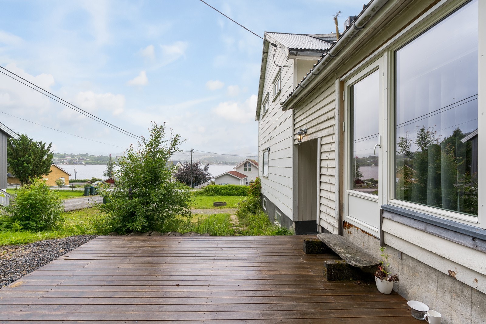 Hyggelig terrasse med god plass til egen sittegruppe i solrike omgivelser og sjøutsikt. Galleribilde
