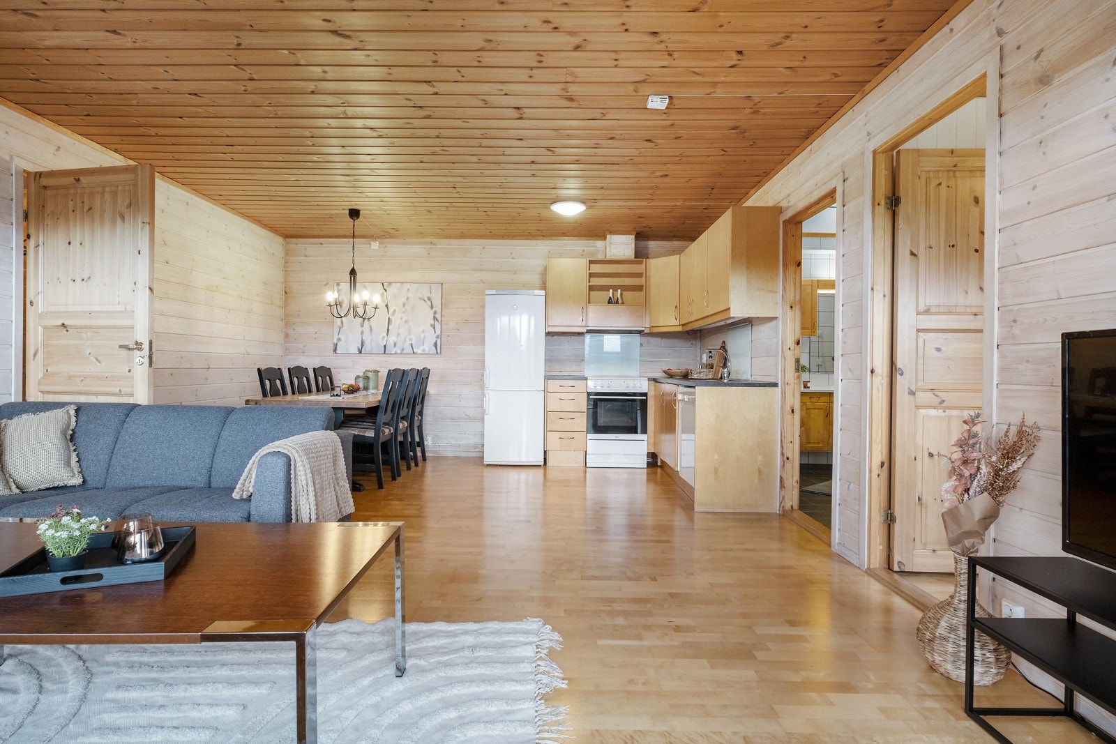 Åpen kjøkkenløsning, god plass til spisebord Galleribilde