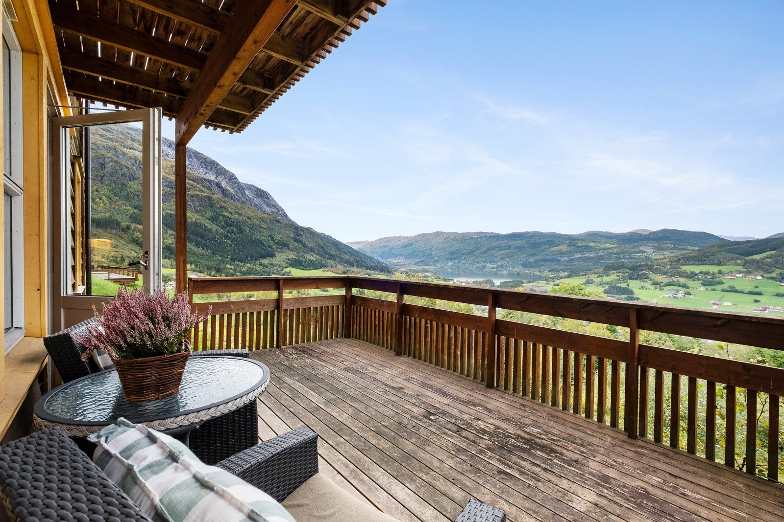 Altan på byggets fremside med flott utsikt Galleribilde