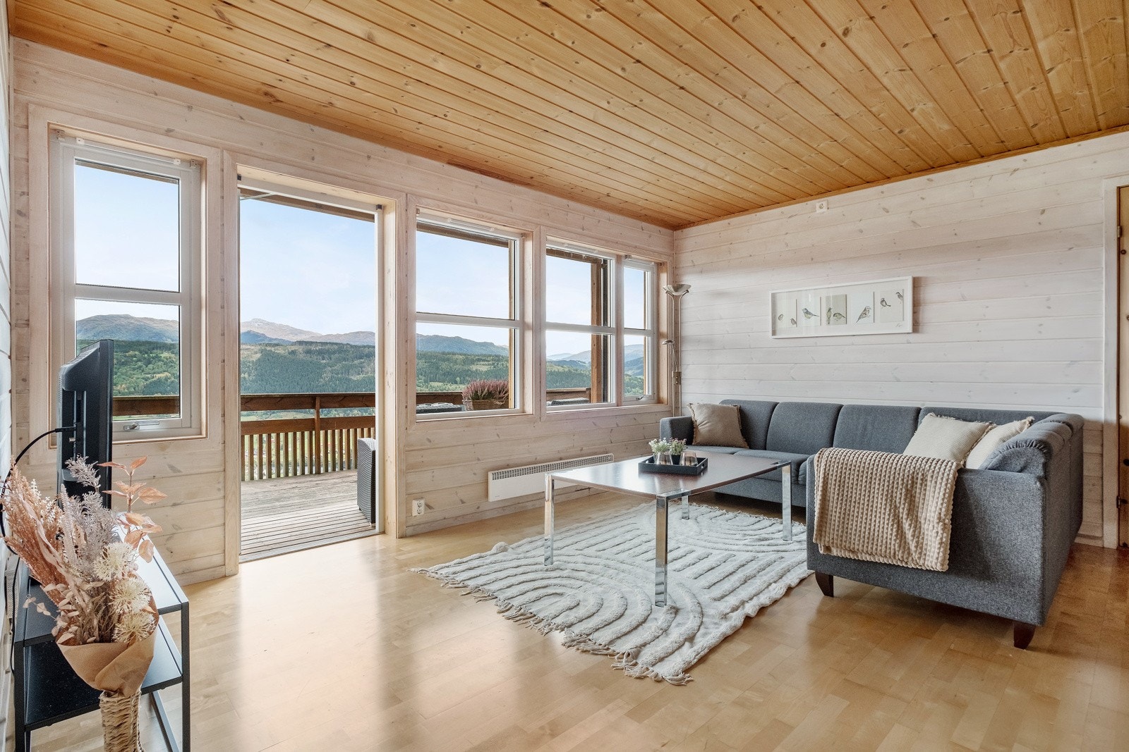 Romslig stue, med utgang til altan og flott utsikt Galleribilde
