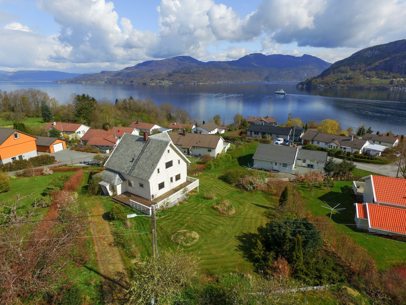 Boligen ligger til med fantastisk utsikt til fjorden! Galleribilde