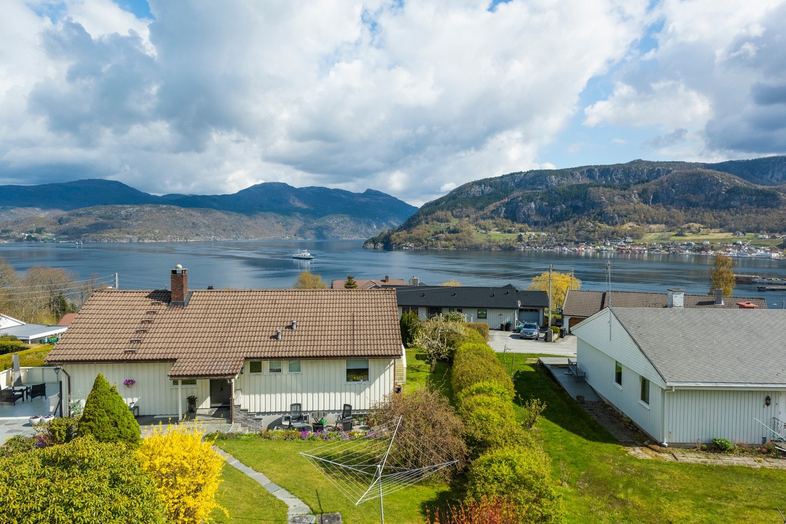Flott utsikt fra boligen til Hjelmelandsfjorden Galleribilde