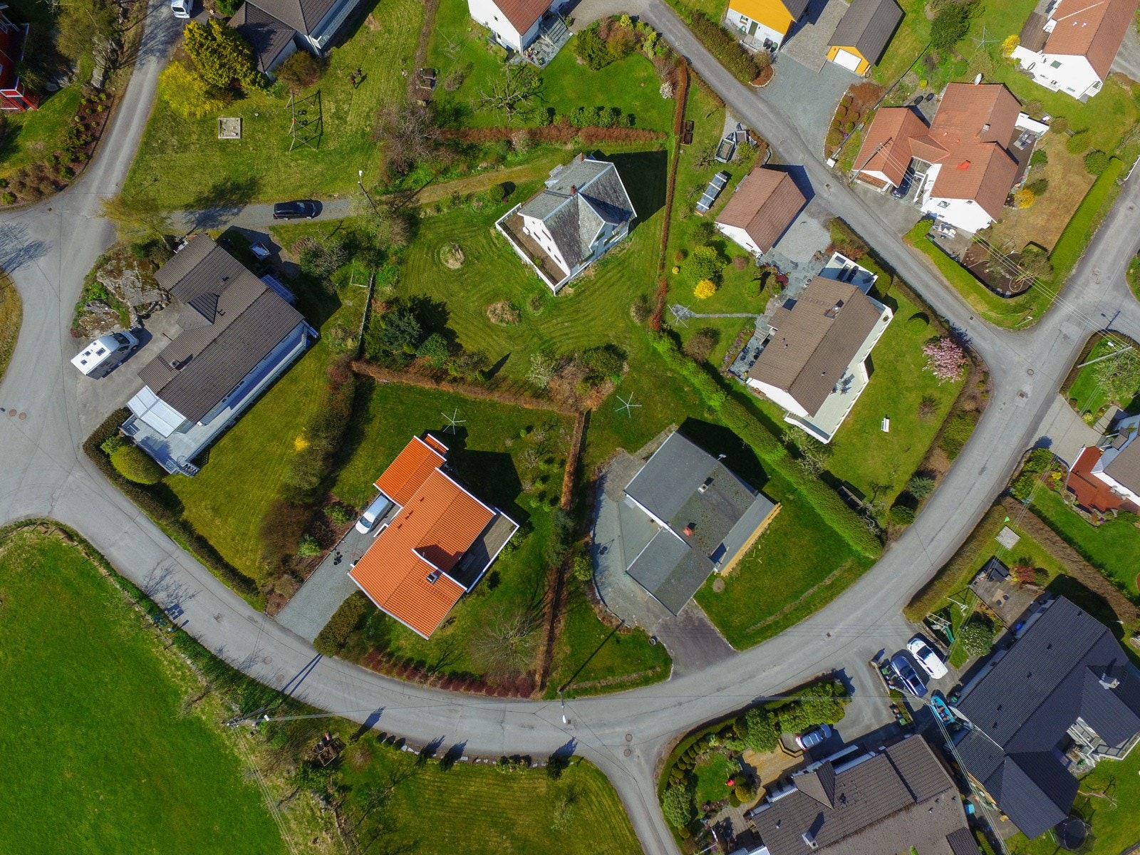 Boligen ligger på Puntsnes, et eldre veletablert boligområde på Hjelmeland Galleribilde