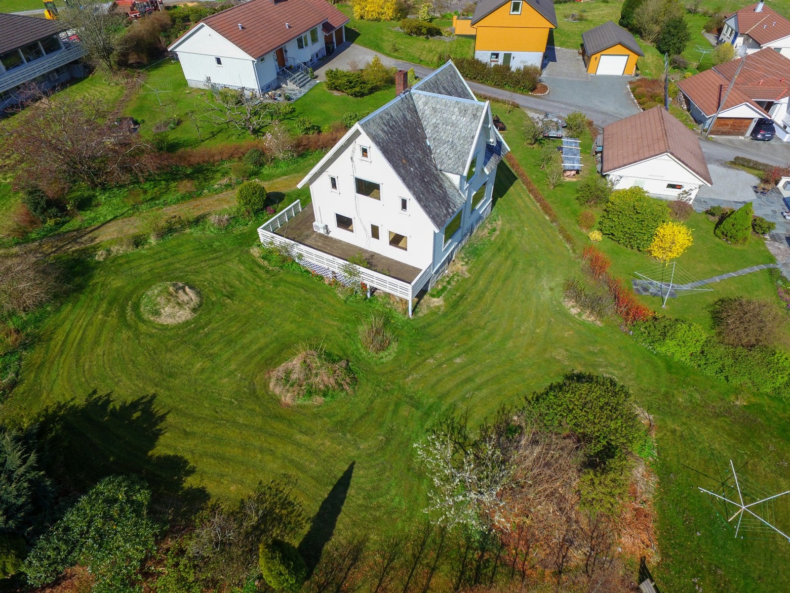 Tomten er på over 1 mål, tilnærmet flat og svært enkel å opparbeide. Galleribilde