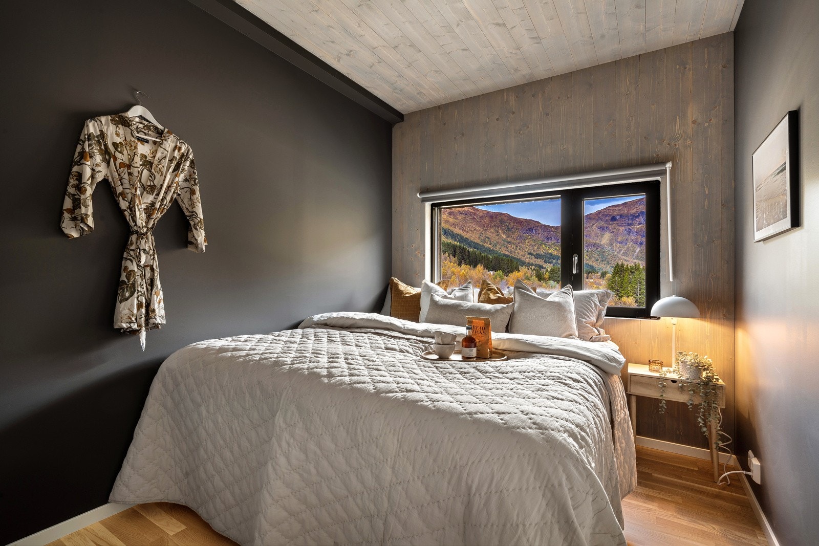 Soverommene får god plass til seng og nattbord Galleribilde