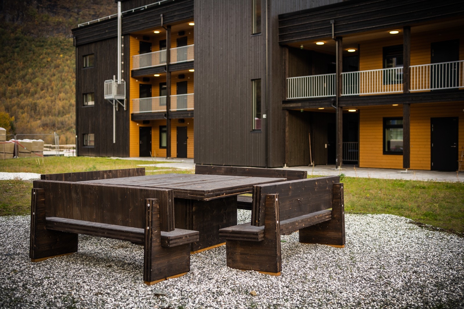 I utvalgte fellesareal er det satt opp sittegrupper og grillplass Galleribilde