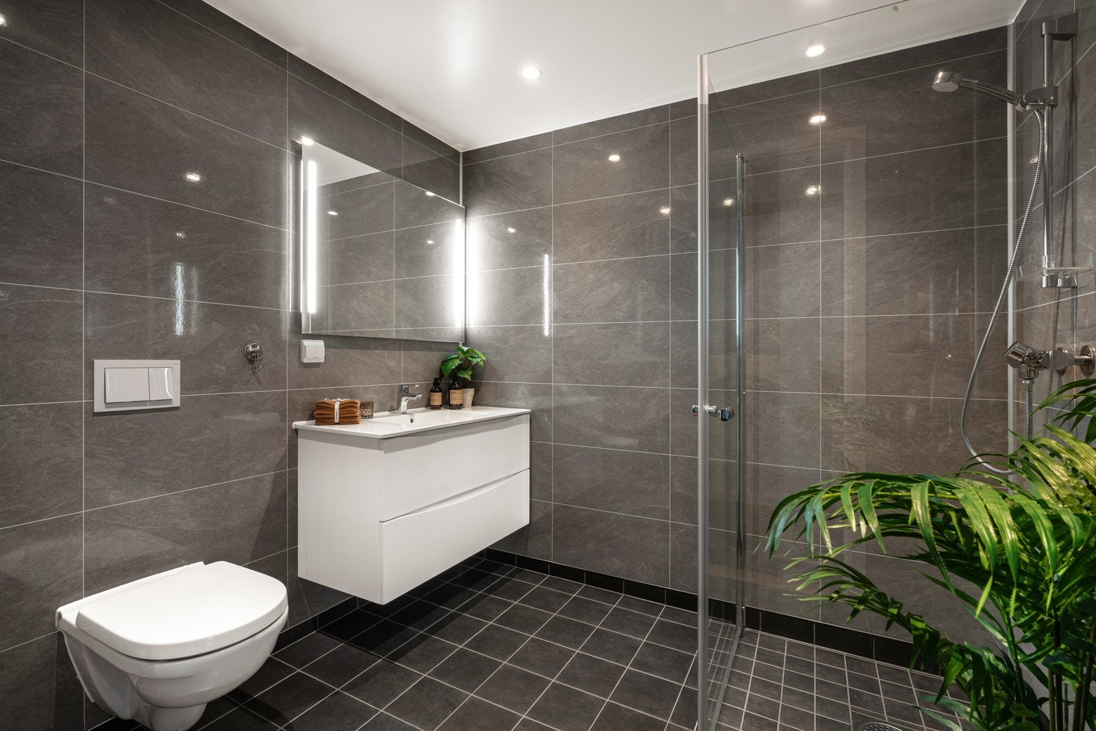 Lekkert hovedbad med fliser på gulv Galleribilde