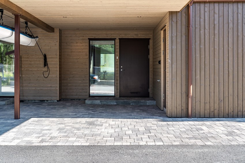 Parkering i carport ved inngangsparti, og 1 oppstillingsplass på tomt.