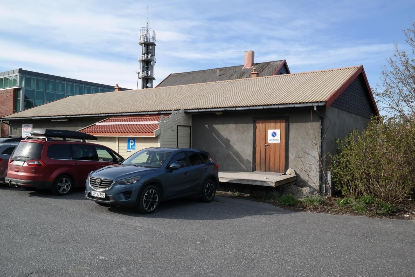 Varemottak mot off. parkeringsplass. Galleribilde
