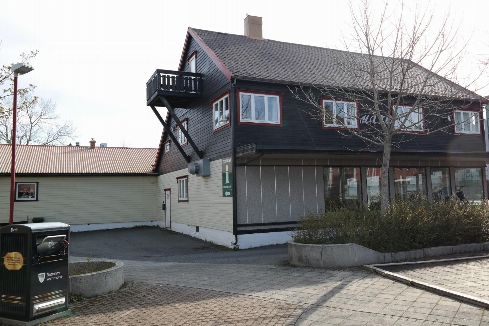 Parkering og inngang leilighet. Galleribilde
