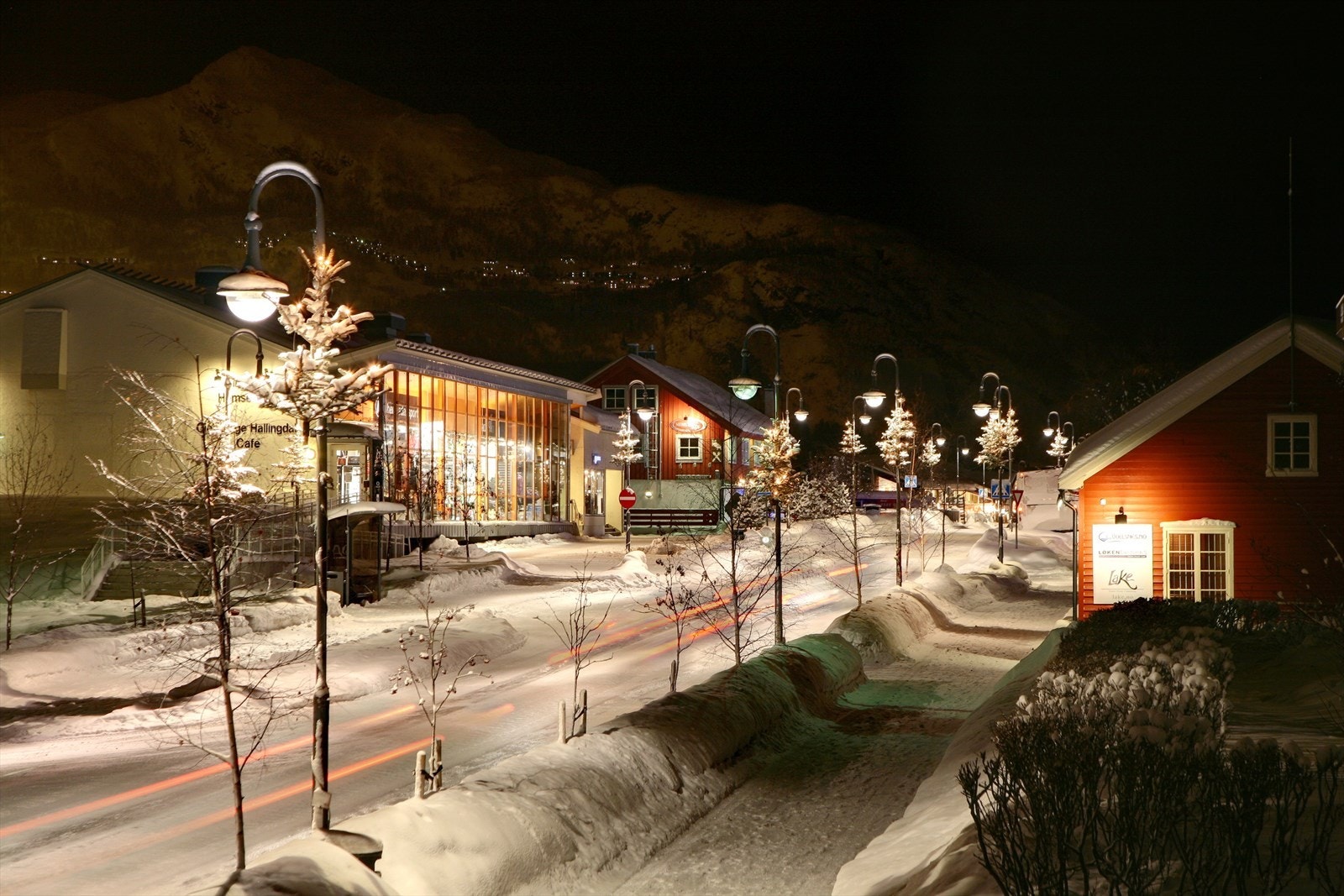 Hemsedal sentrum oppleves som en hyggelig liten alpelandsby med et bredt utvalg av flere spisesteder, butikker, barer, treningssenter mv. Galleribilde