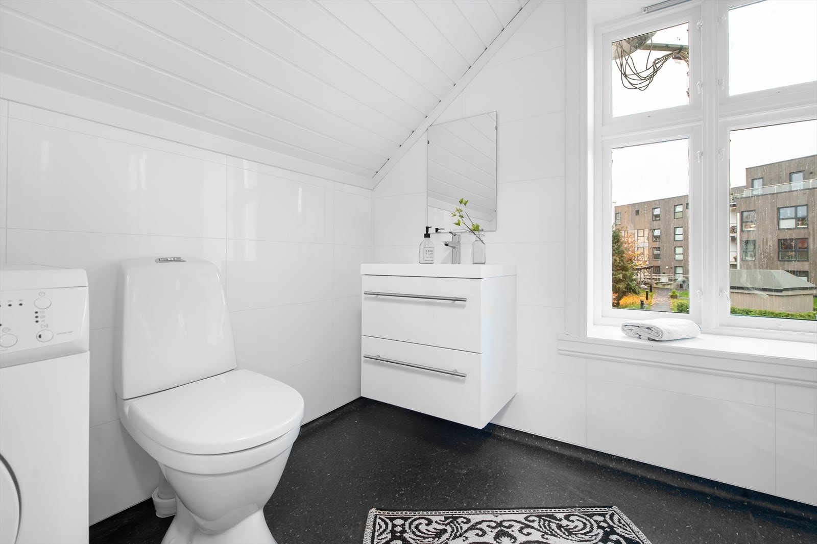 Baderomsinnredning av servantbenk nedfelt i innredning med 2 skuffer, samt speil med lysarmatur. Galleribilde