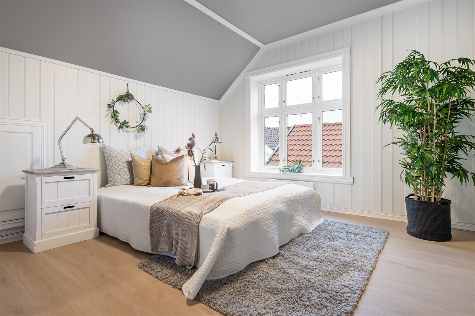 Leiligheten har et romslig soverom med god plass til soveromsmøblement. Galleribilde