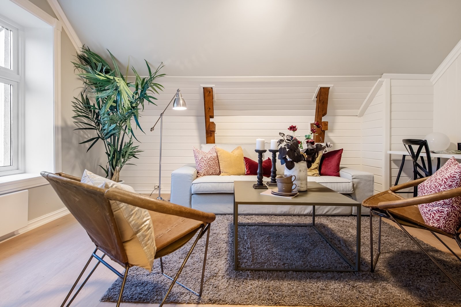 Leiligheten gir et godt og sjarmerende inntrykk m/bl.a. store vinduer og dype vinduskarmer. Galleribilde