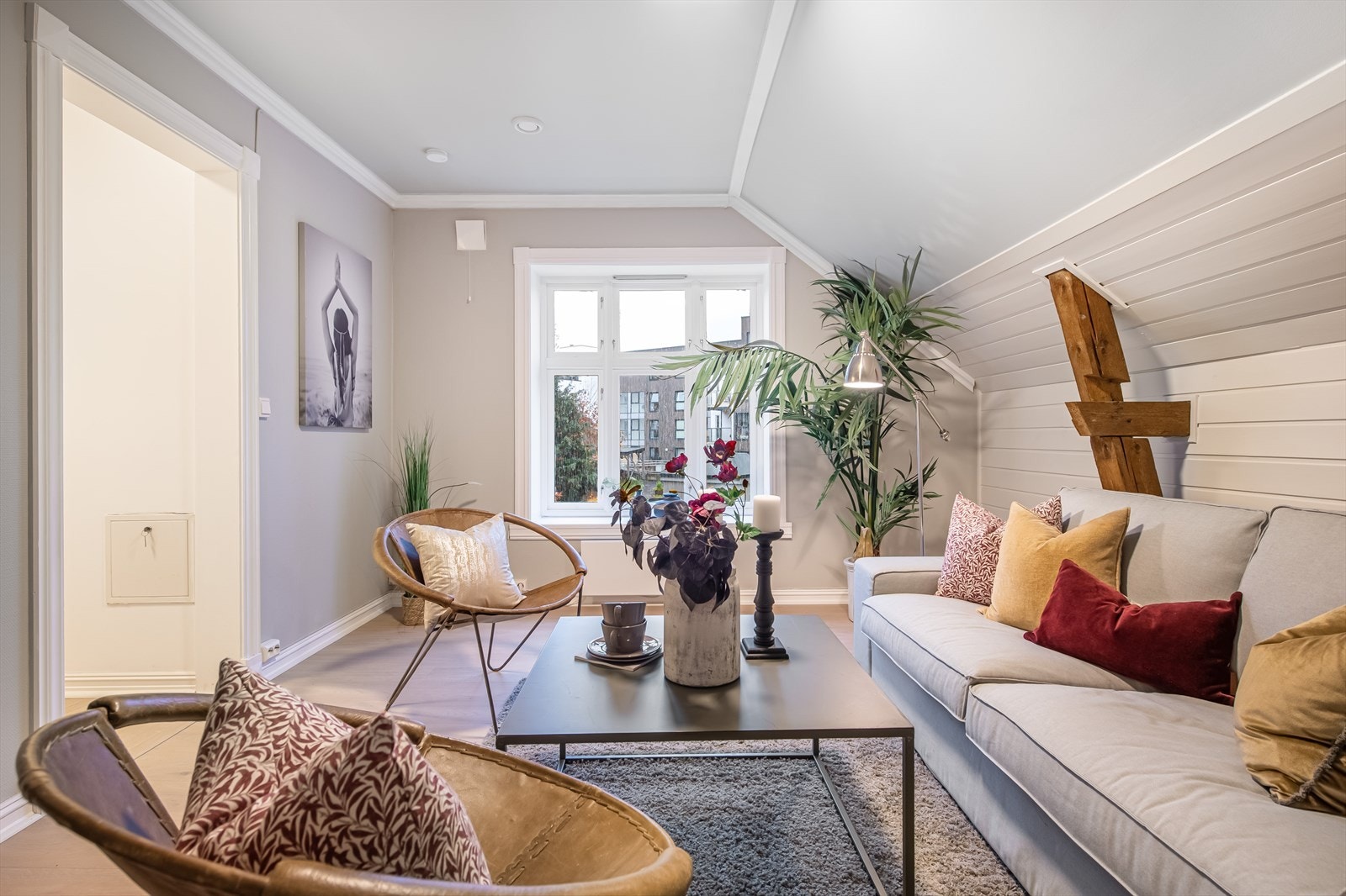 Leiligheten har alt på ett-plan og er innredet m/bl.a. stue m/peisovn, soverom, separat kjøkken, bad/vaskerom m/dusj og wc. Galleribilde