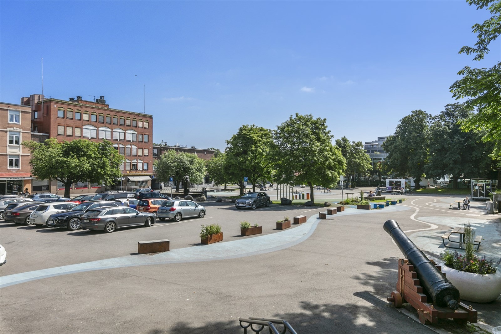 I byen er det stort fokus på å handle lokalt, for å skape en levende by. Her skjer det store ting på et lite sted. Her finner du et spennende handlesentrum. Galleribilde