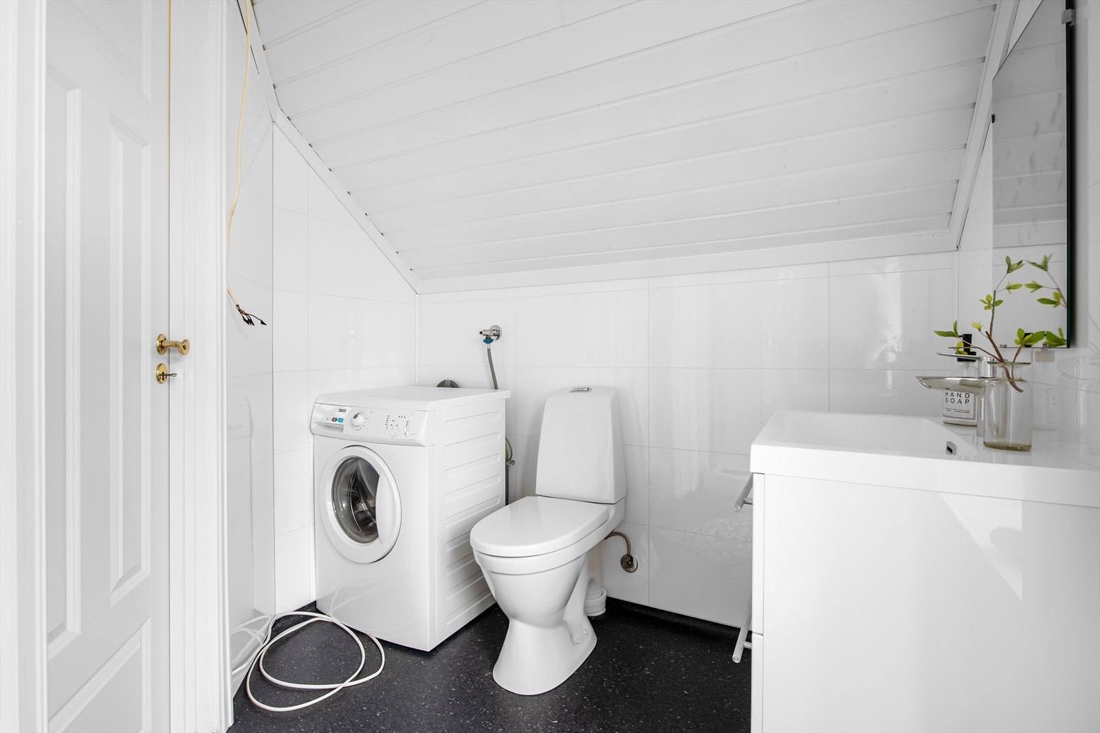 Videre er det sokkeltoalett og dusjkabinett. Det er opplegg for vaskemaskin. Ventilasjon via mekanisk avtrekk. Galleribilde