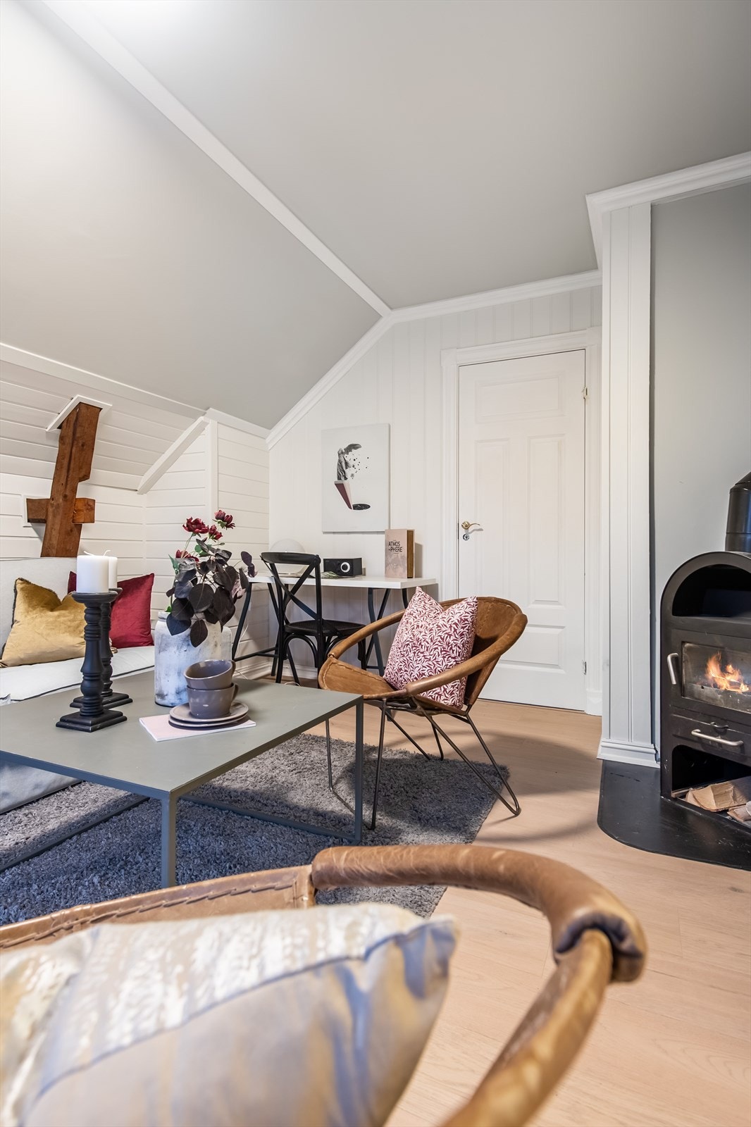 Stuen har ildsted. Galleribilde