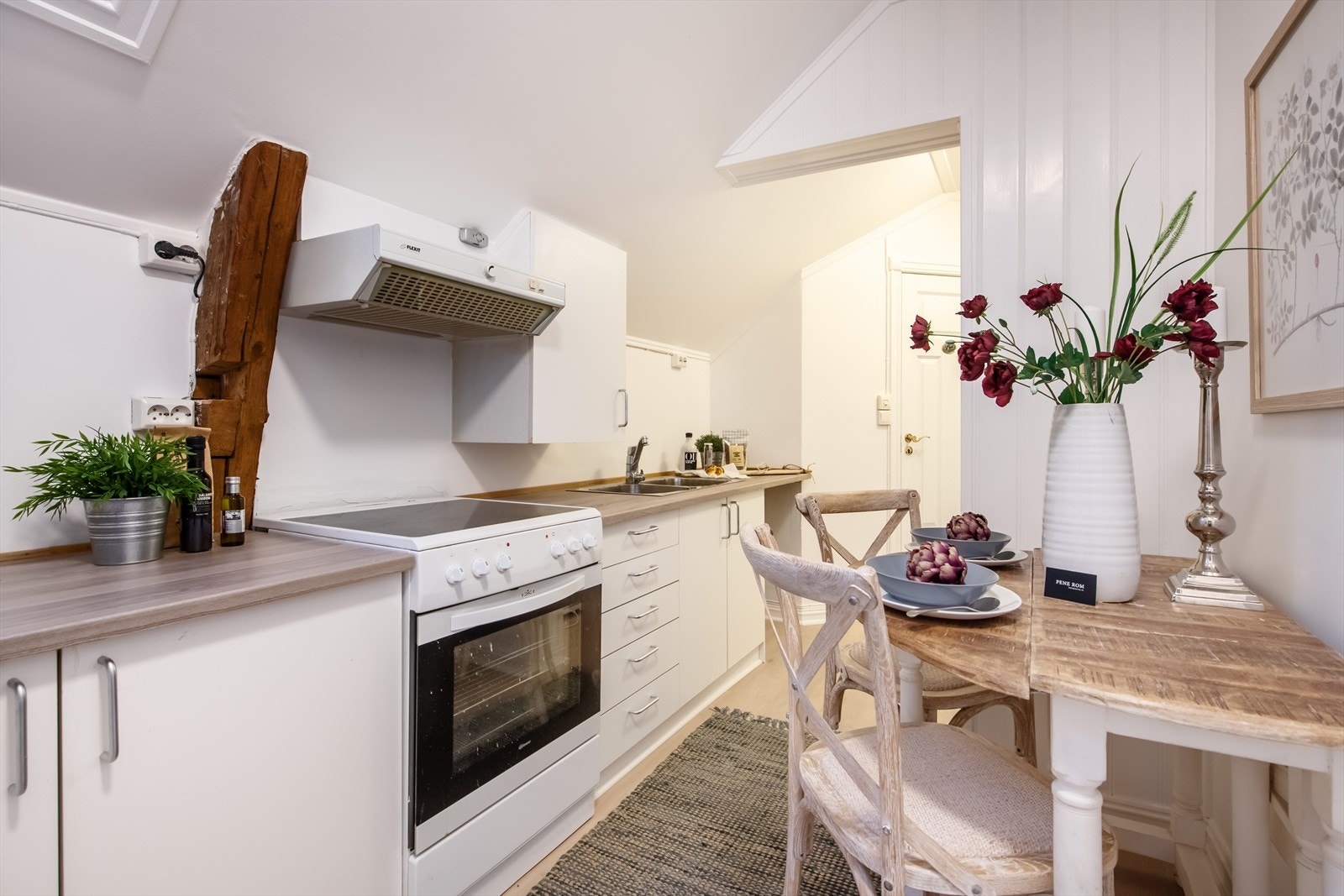 Kjøkkenet har innredning med glatte fronter og laminat benkeplater. Galleribilde