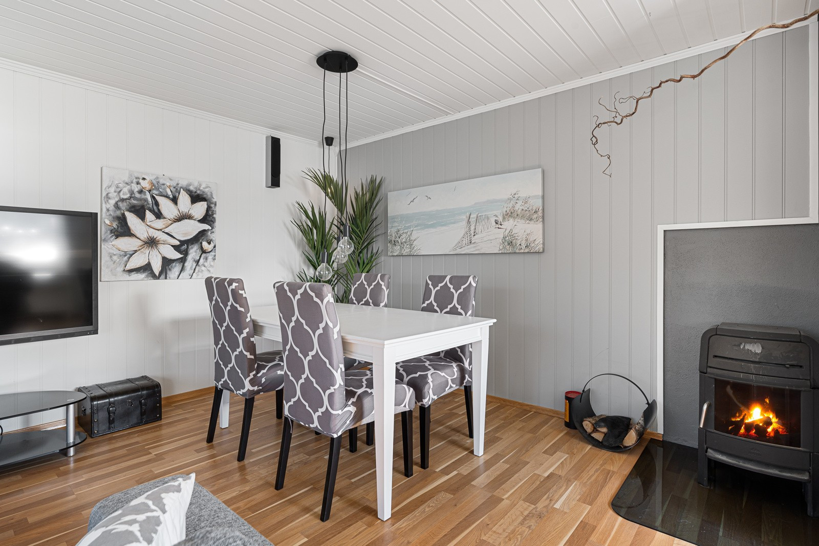 I stuen er det satt inn vedfyring som skaper en lun atmosfære, samt reduserte energikostnader.