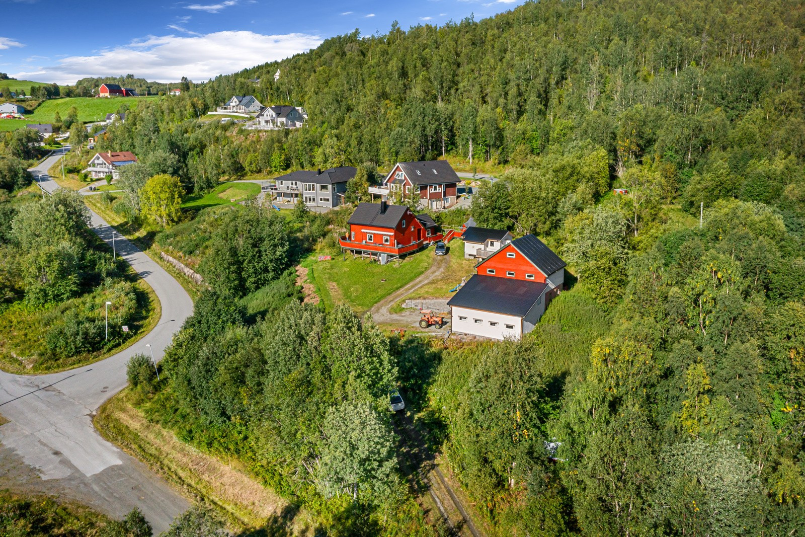 Eiendommen er omgitt av vakker natur. Velkommen til visning!