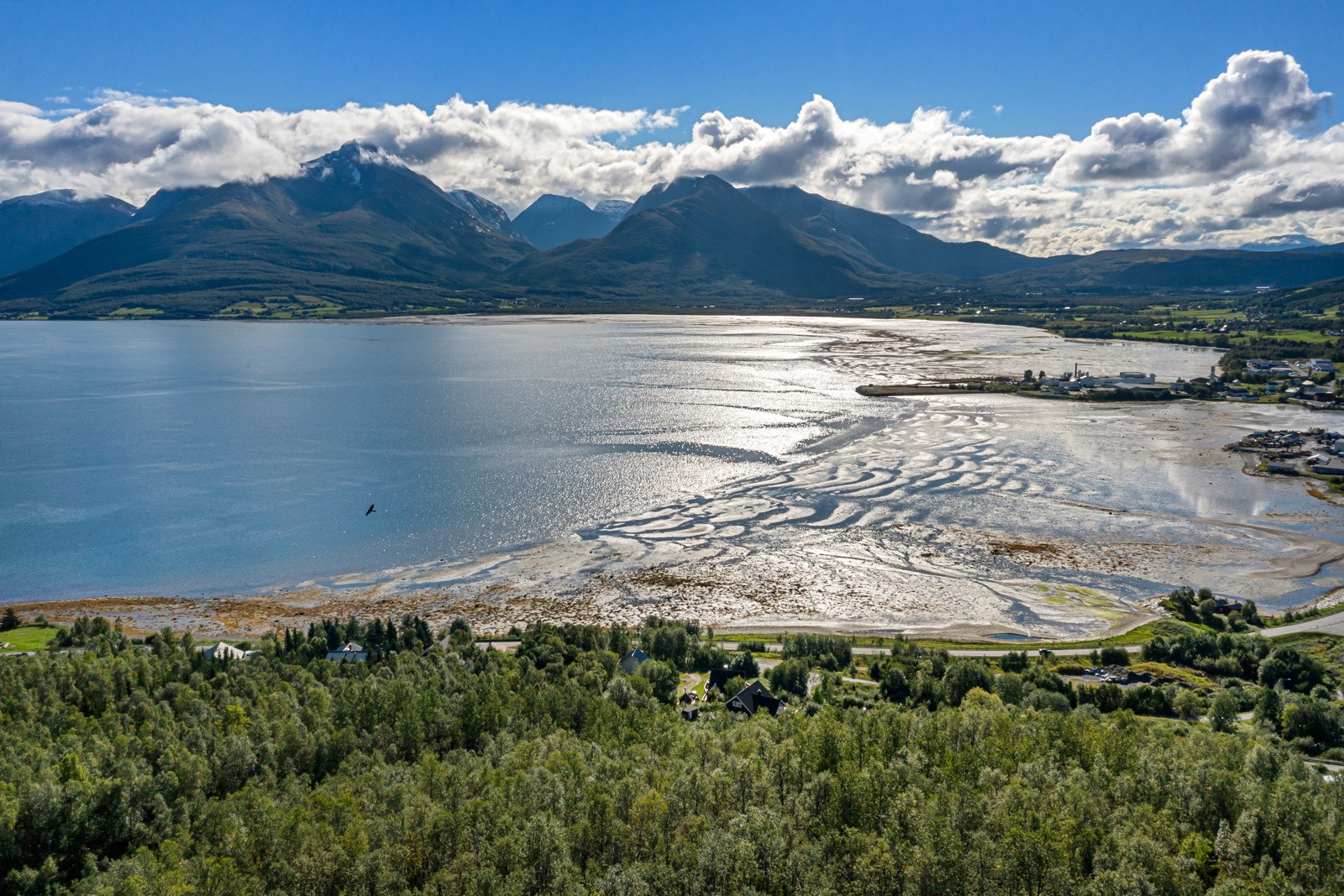 Eiendommen er pakket inn i et vakkert naturlandskap!