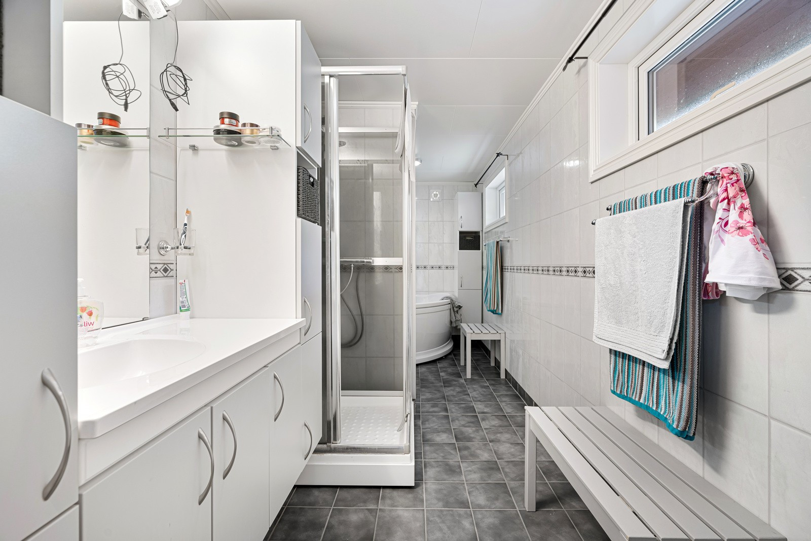 I underetasjen finner du badet. Dette ble renovert i 2012 og har fliser på gulv og baderomsplater på vegg.