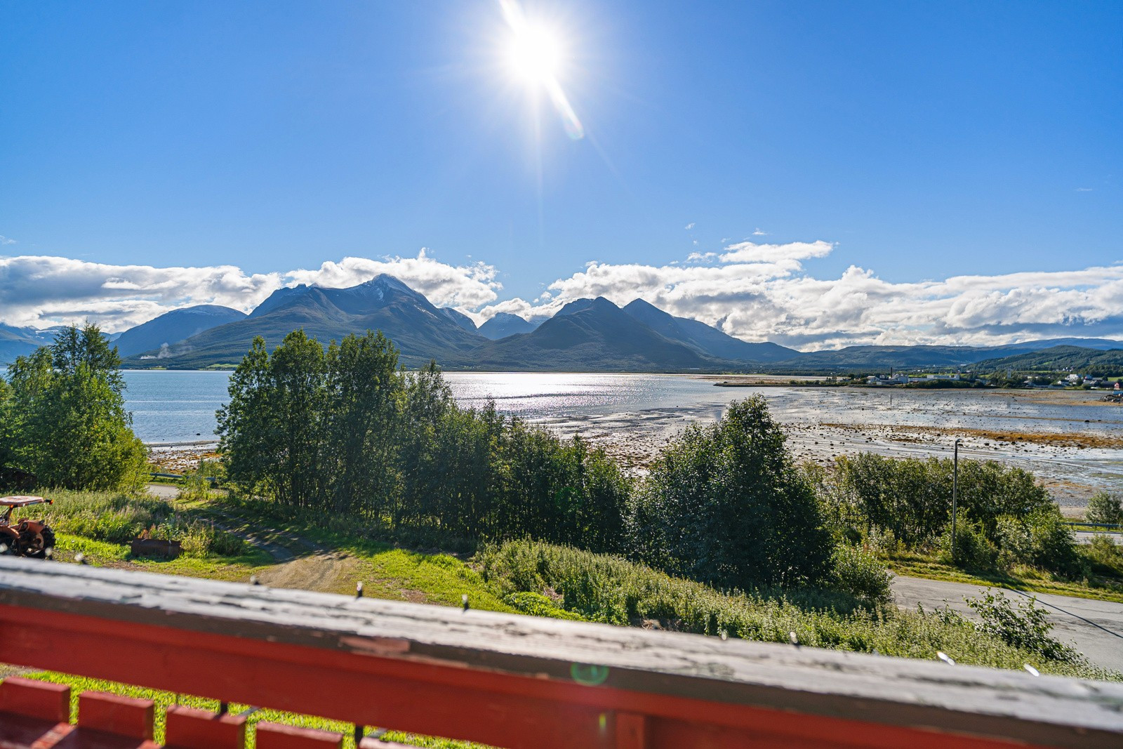 Boligen er beliggende i et solrikt område med nydelig utsikt over fjell og fjord!