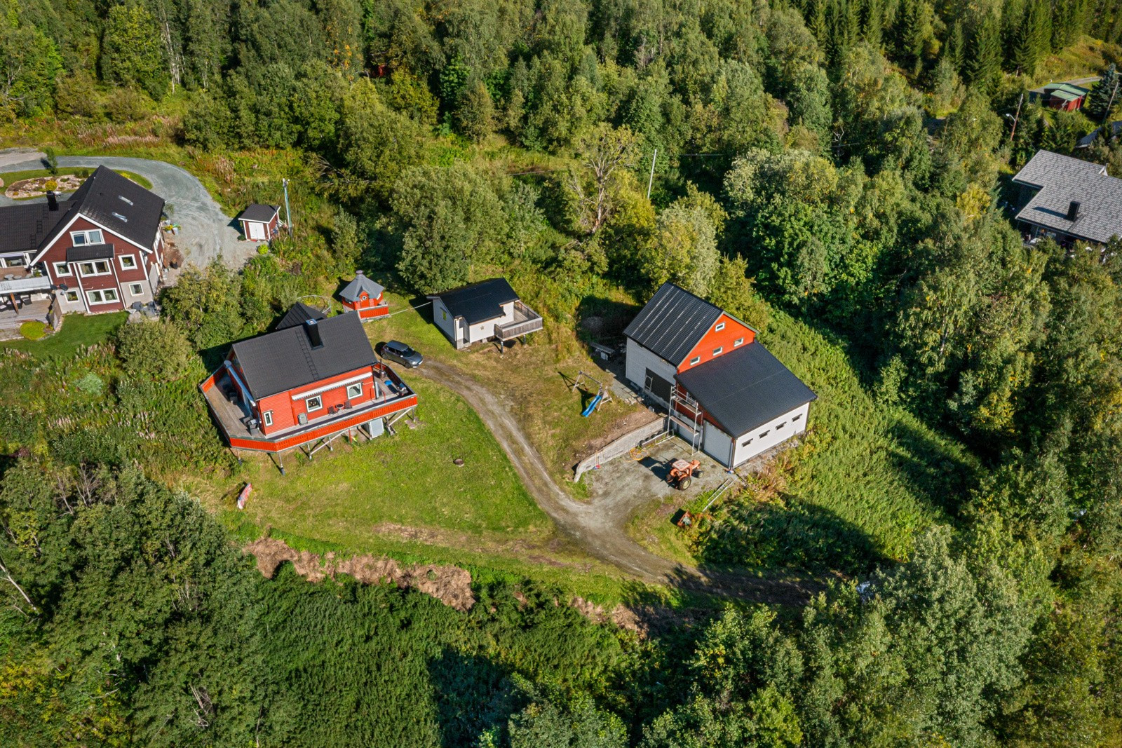 Dronebilde over eiendommen.