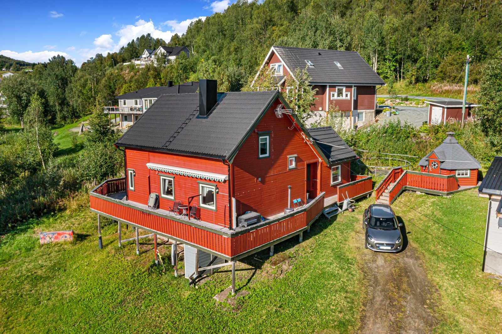 Eiendommen har en meget stor tomt og er beliggende i et rolig område omgitt av vakker natur.