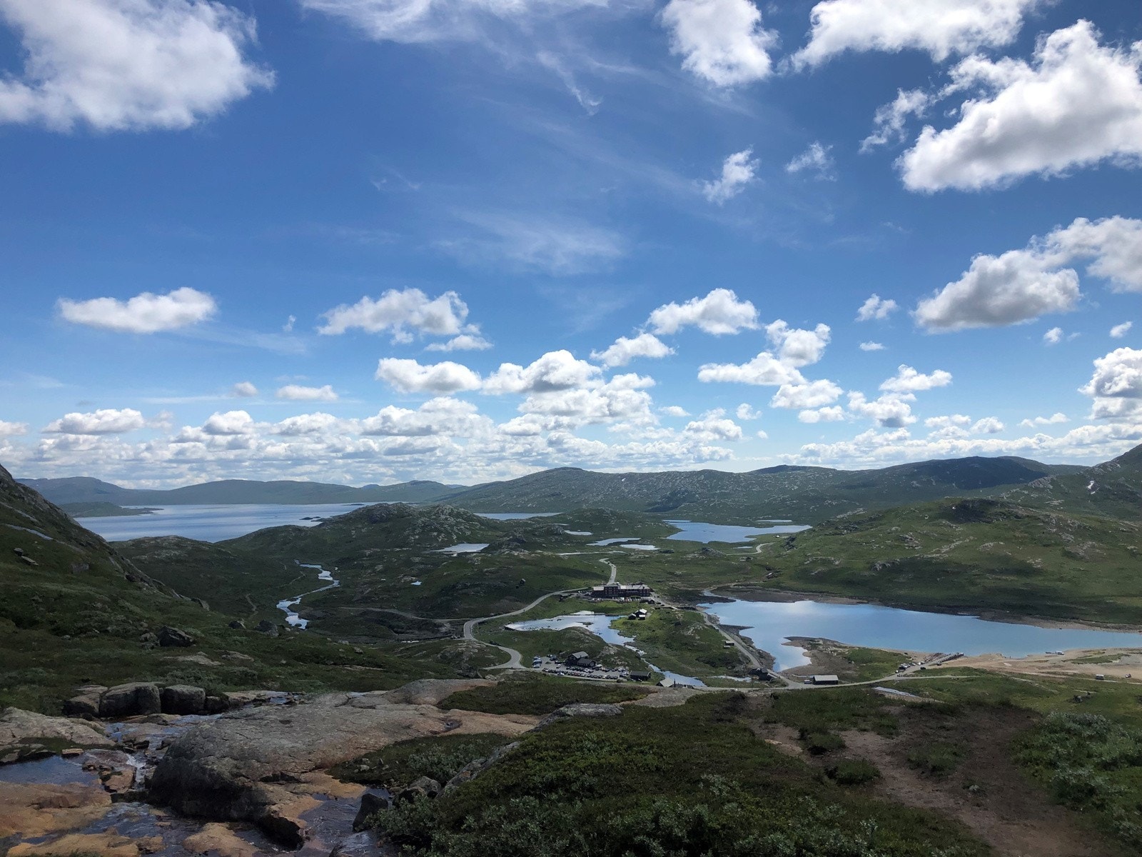 Utsikt fra stien opp Synshorn sommerstid - Flott familietur Galleribilde