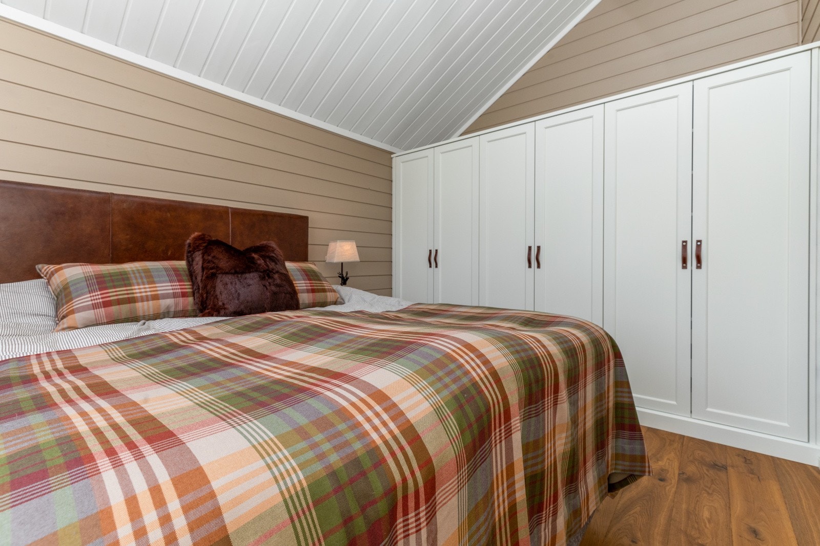 Hovedsoverom med plass til dobbeltseng og romslig plass til garderobeskap Galleribilde