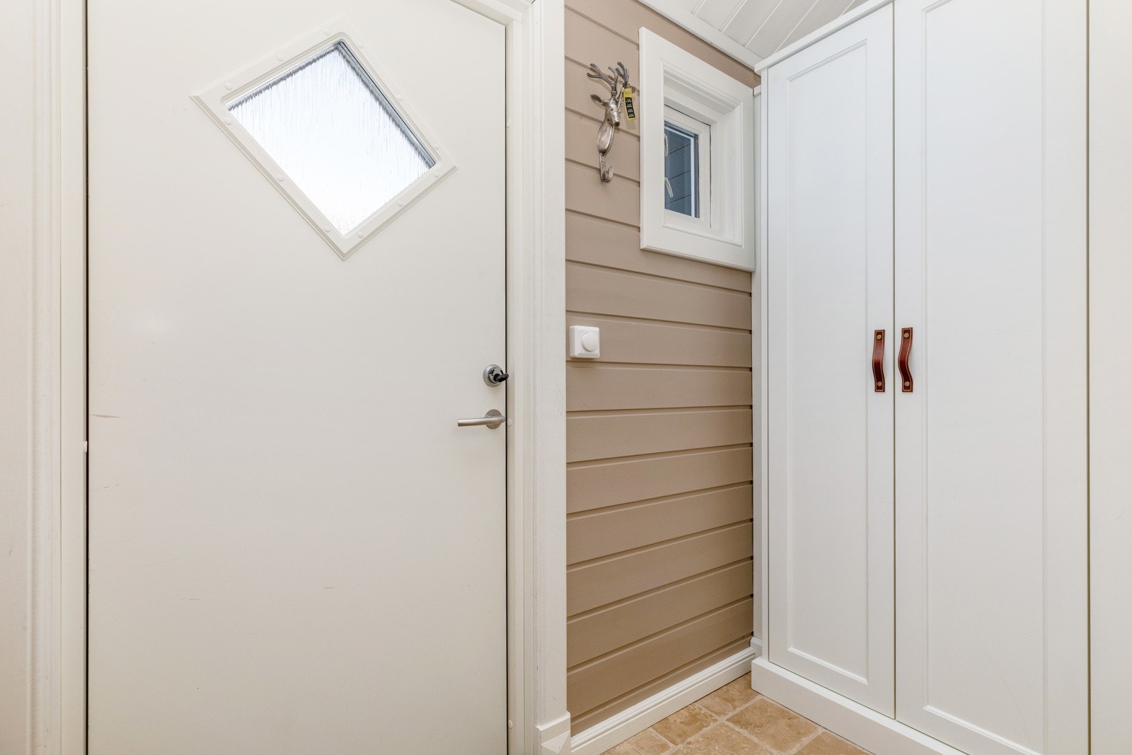 Entré med garderobeskap for yttertøy og sko Galleribilde