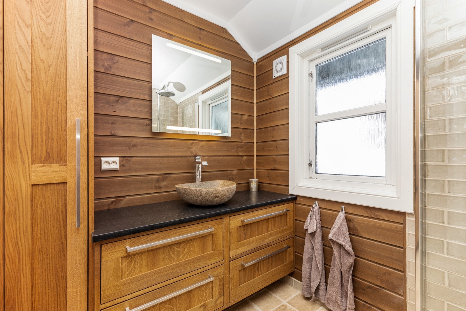 Stilig servant som står på benk Galleribilde