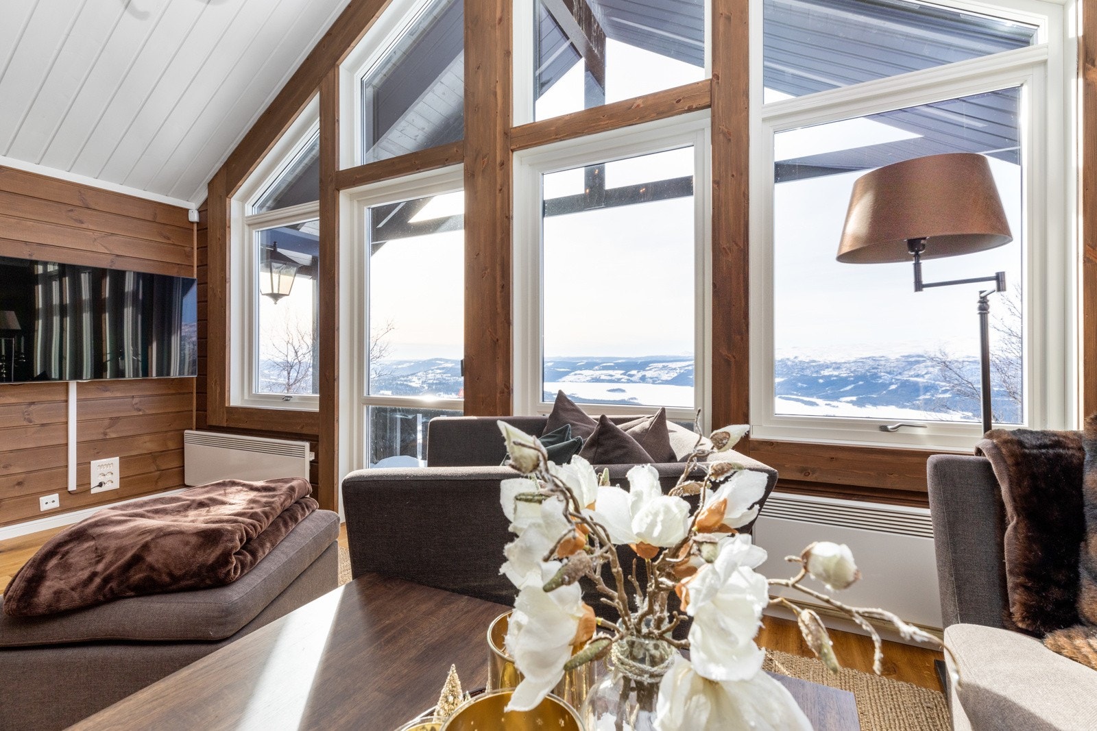Stuen har store vindusflater som går fra gulv til tak - Dette gir et godt dagslys Galleribilde
