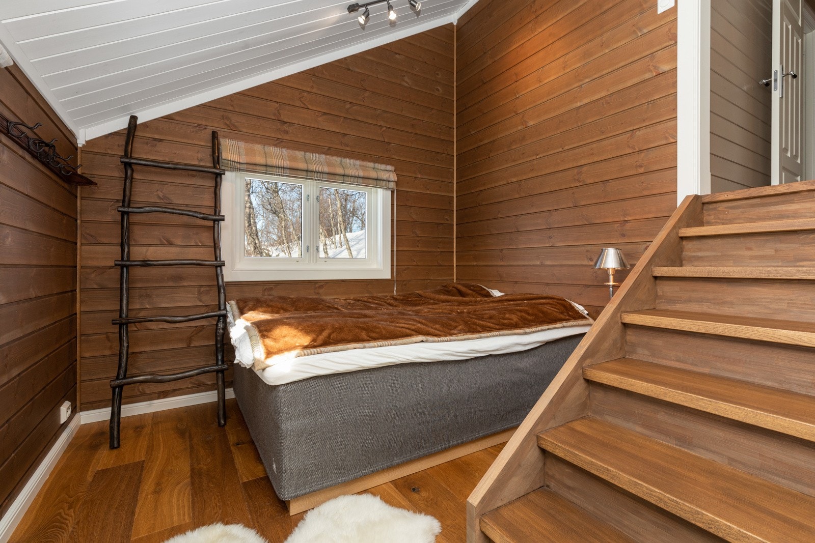 Soverom to med trappetrinn ned fra garderoberom/mellomgang Galleribilde