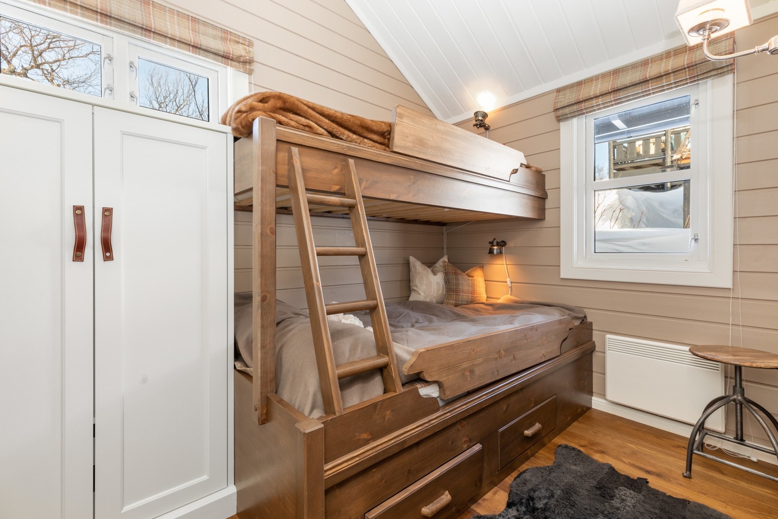 Soverom tre og fire med plassbygde familiekøyesenger Galleribilde