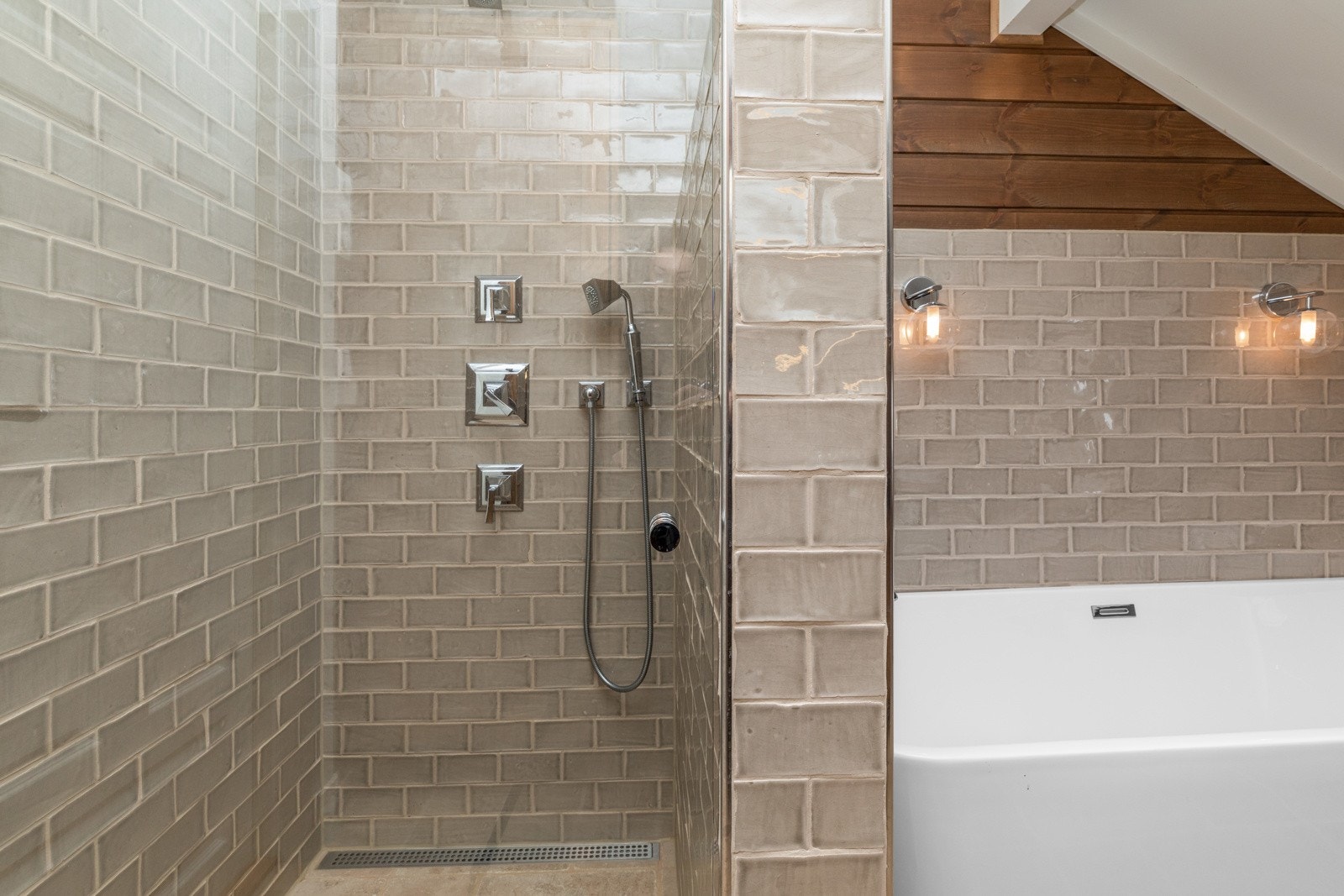 Hovedbad har også badekar Galleribilde