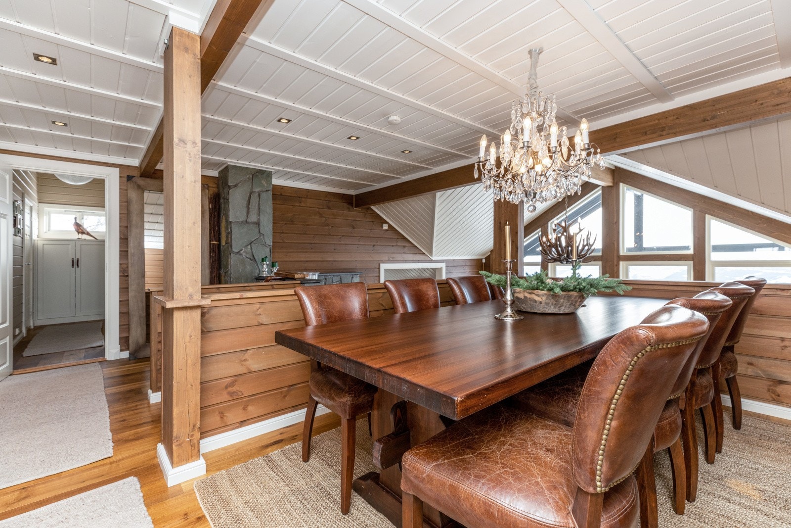 Spisestue med gallerifølelse mot stuen Galleribilde