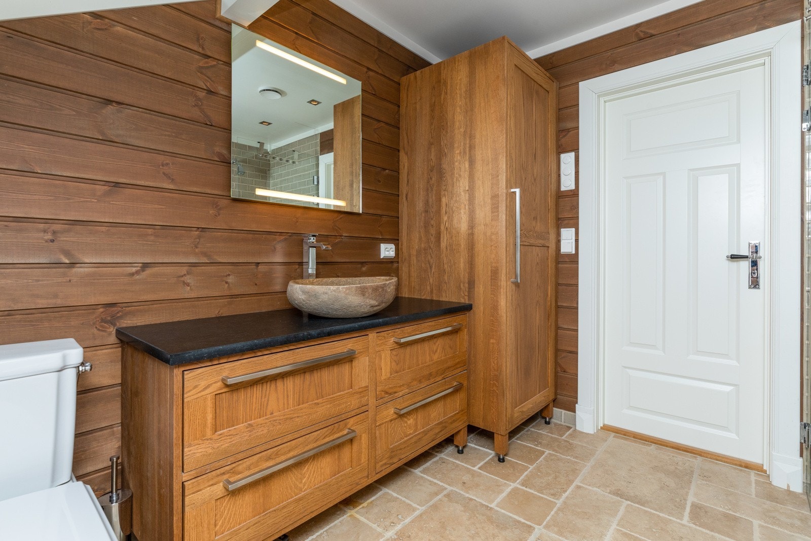 Hytta har to flotte bad med delikate fliser på gulv og i dusjnisje levert av Fired Earth i Oslo Galleribilde