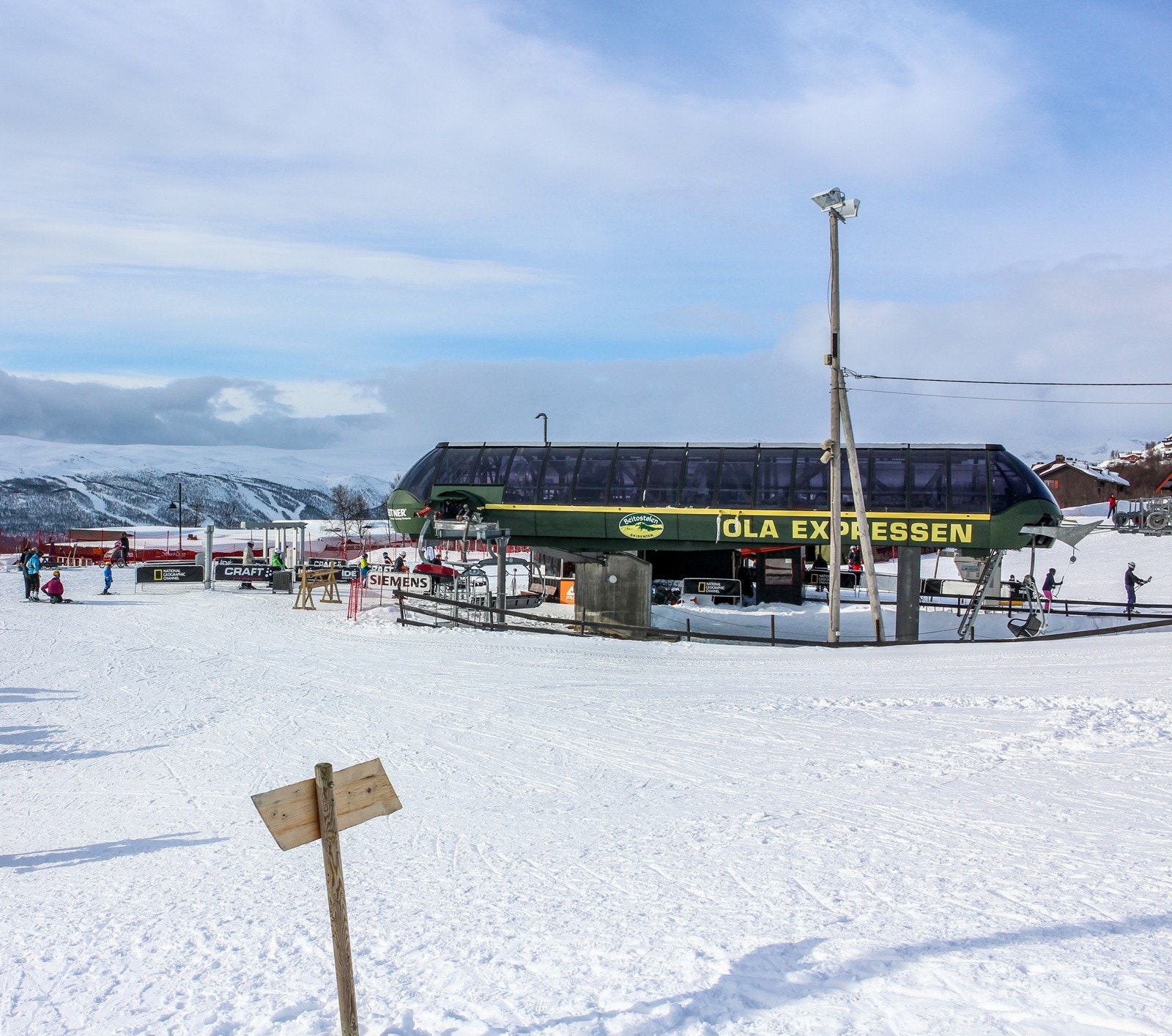 Slalåmbakken i sentrum er godt tilrettelagt for snøbrett, telemarkskjøring, alpint og airboard Galleribilde