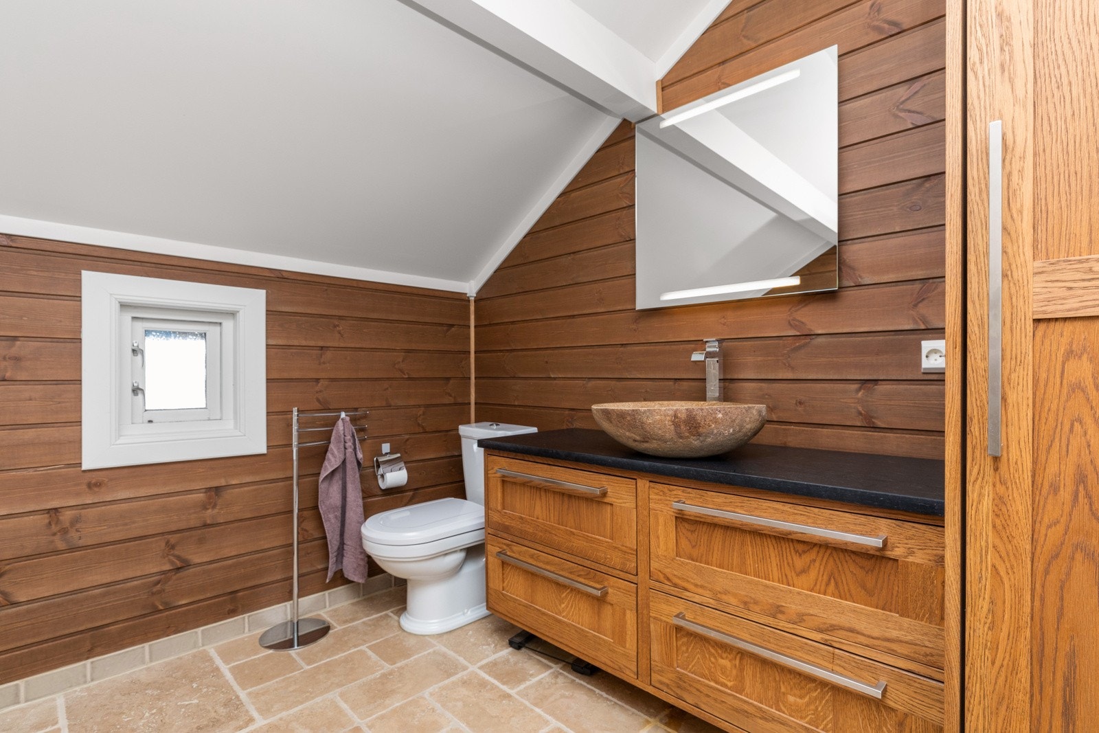 Vaskene og armaturene er også levert fra Fired Earth Galleribilde