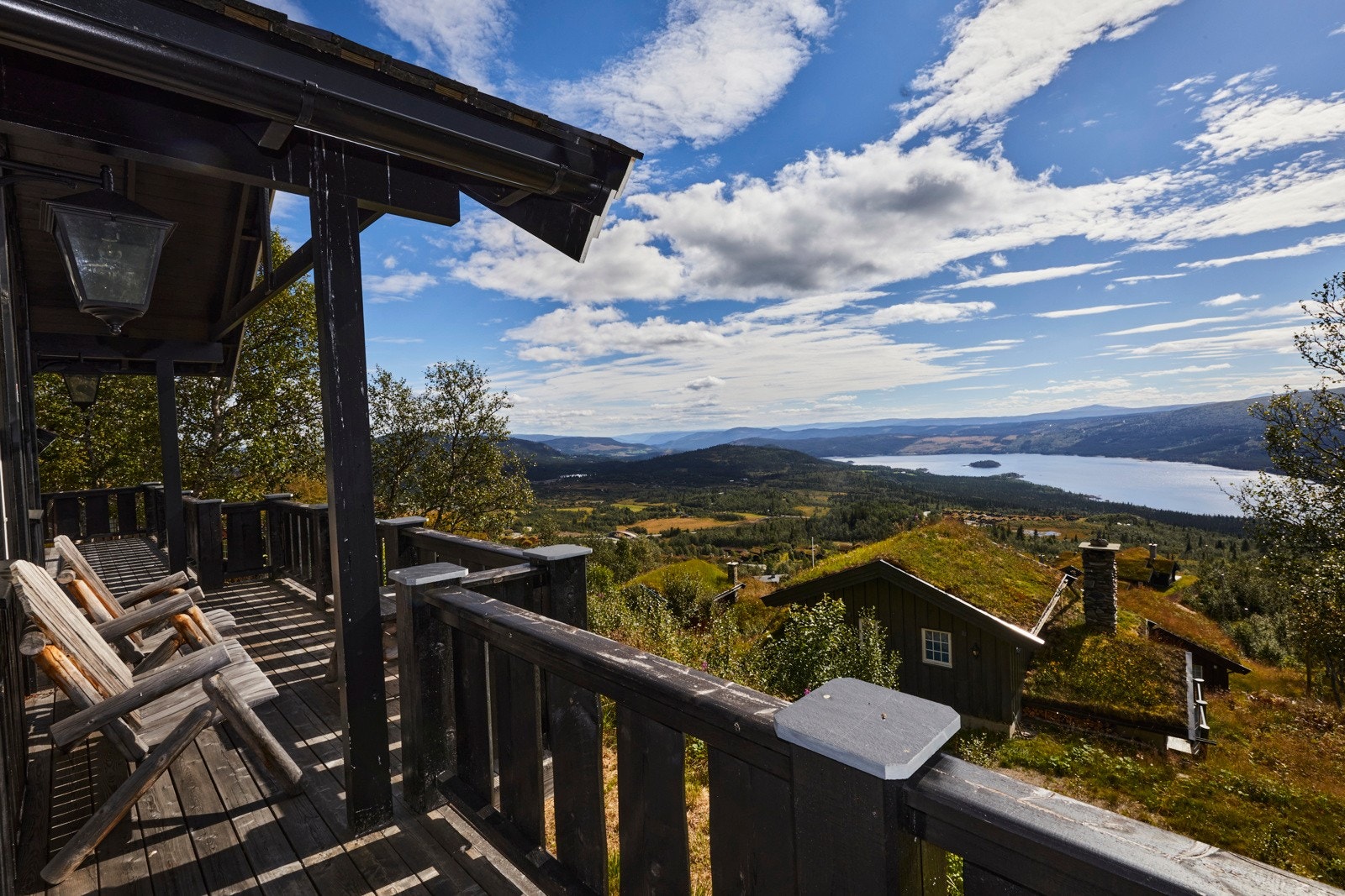 Fra terrassen er det flott utsikt Galleribilde