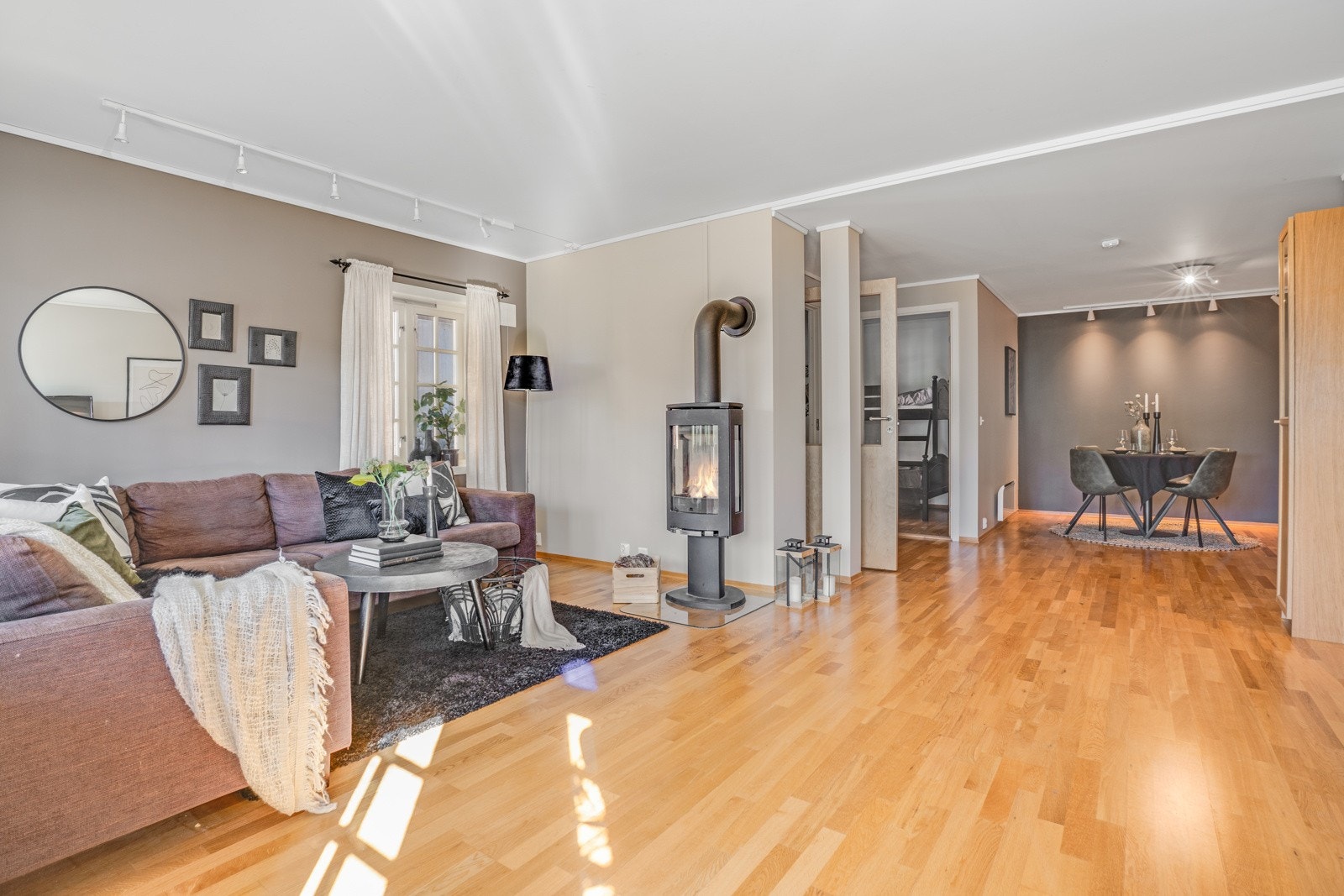 Stuen har god plass til sofaløsning med tilhørende møblement. I stue er takhøyden målt til 2,37 meter og på kjøkkenet er takhøyden målt til 2,33 meter. Galleribilde