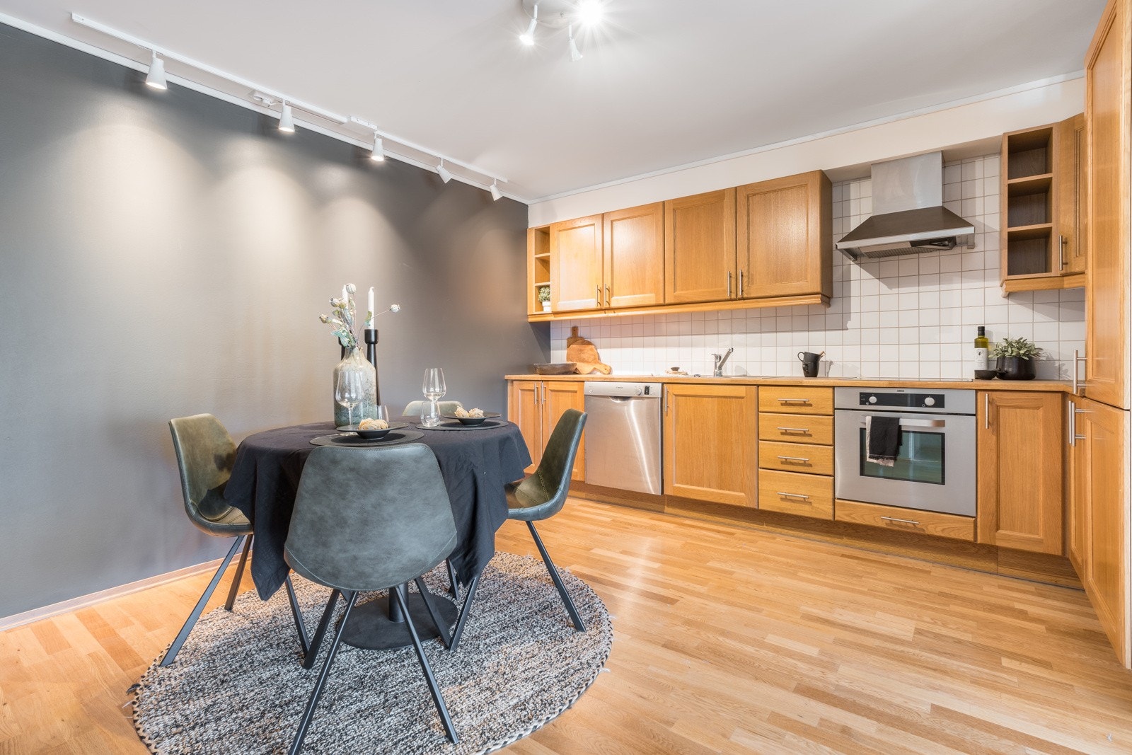 Kjøkkenet har åpen løsning med mye skap- og benkeplass. Galleribilde