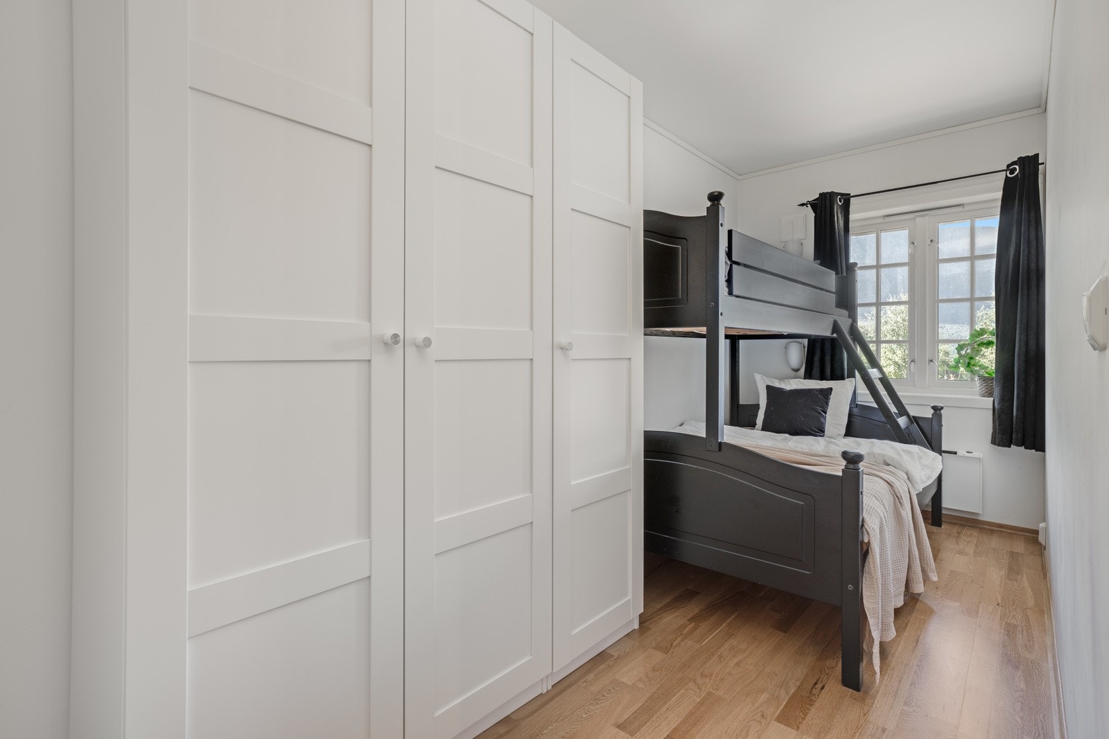 To av soverommene er utstyrt med garderobeskap. Galleribilde
