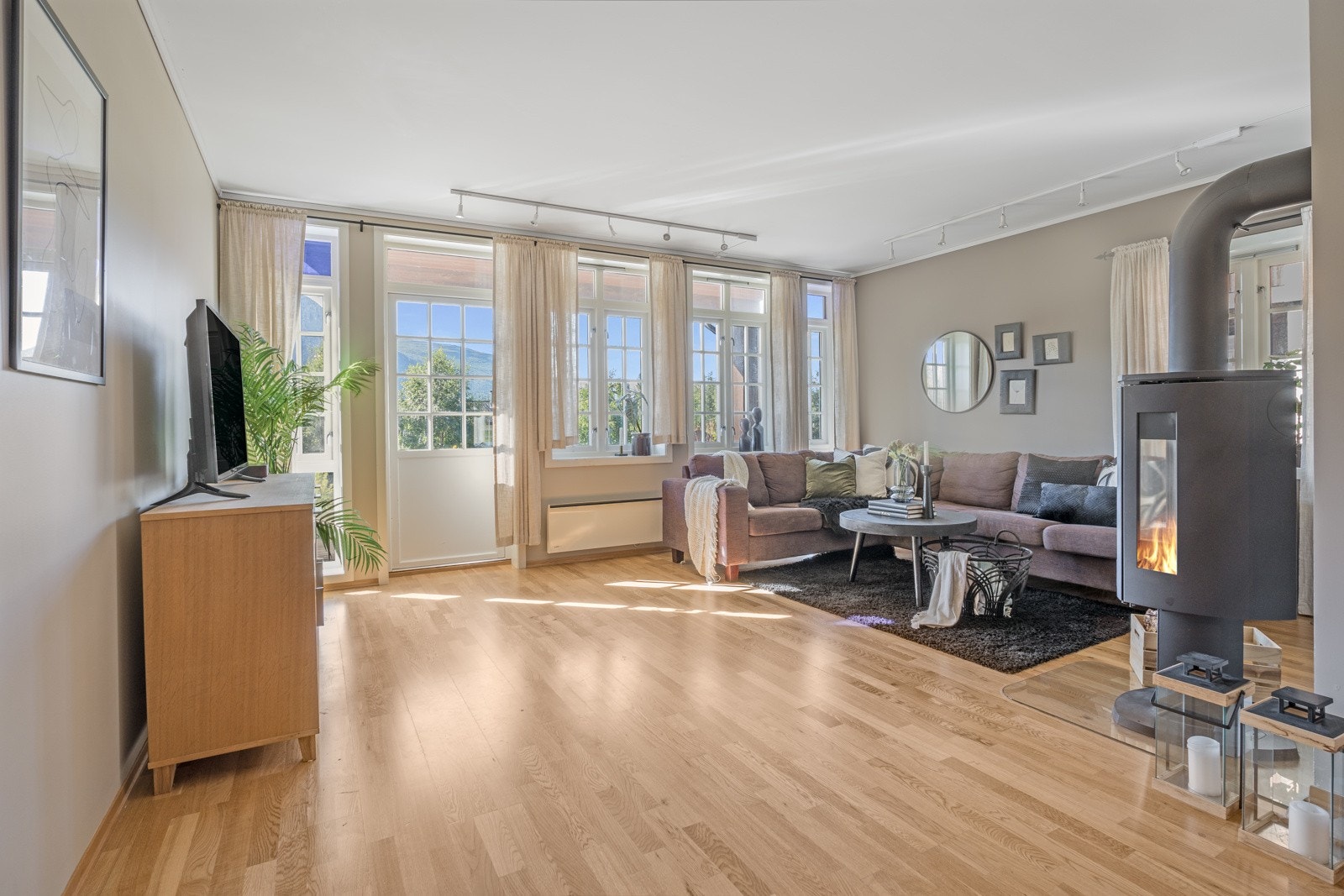 Leiligheten har en romslig og tiltalende stue med store vinduer. De store vindusflatene gjør at du kan nyte fantastisk utsikt fra stuen. Galleribilde