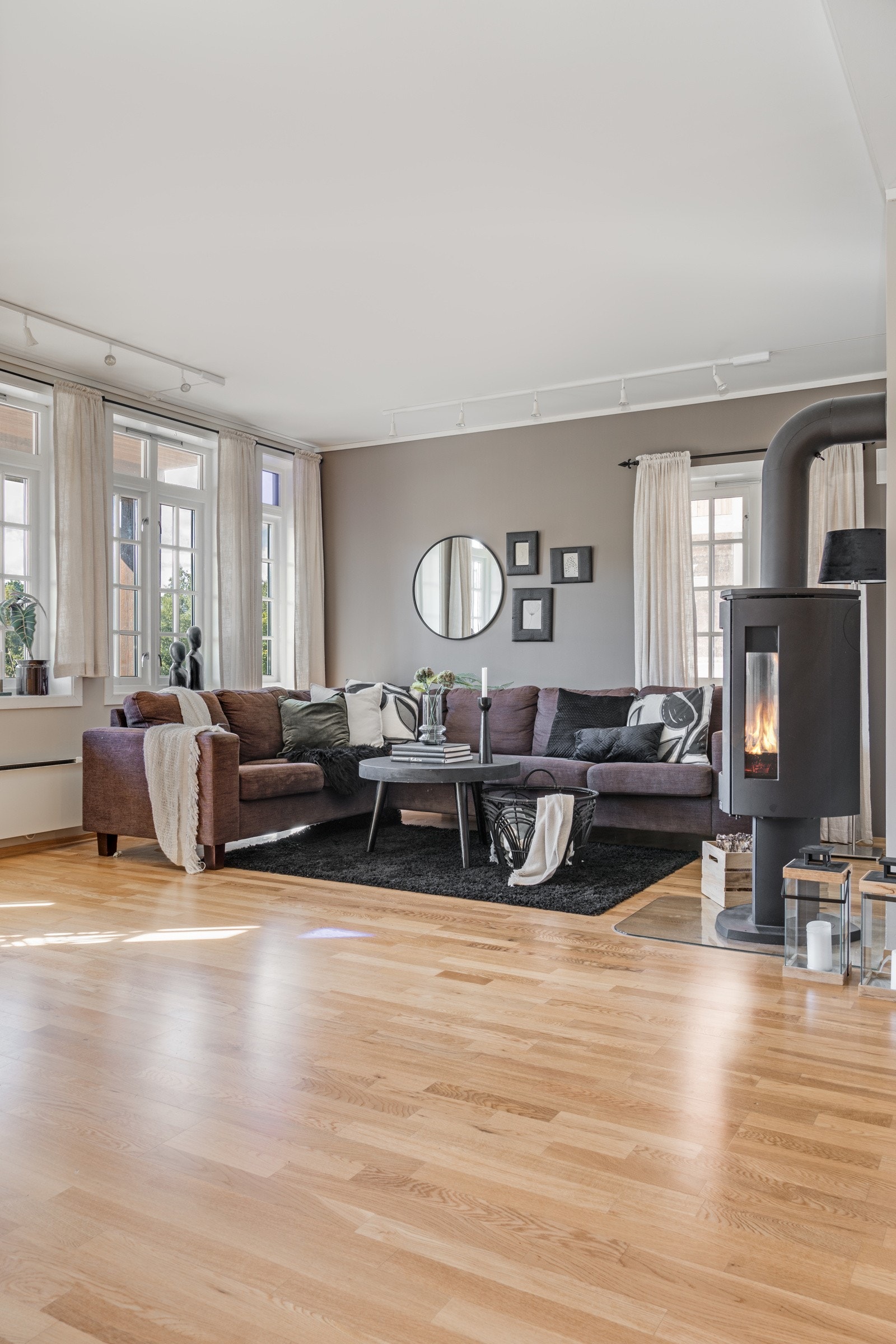 I stuen er det en moderne peisovn som varmer godt. Galleribilde